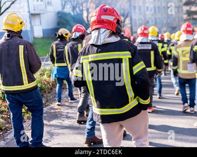 migliaia di firmeman protetti per le strade con i suoi uniforma, elmetti, striscioni e segnali di fuoco in strada Foto Stock