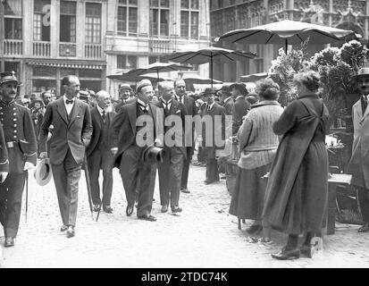 07/31/1923. Bruxelles. Un regalo della Regina di Spagna. L'ambasciatore spagnolo, marchese di Villalobar (1), con il sindaco, Mr. De Max (2), e le autorità che visitano le bancarelle dei Fiori, dopo la consegna ai fioristi dei Parasoli inviata da HM Mrs. Victoria Eugenia. Foto: Parfonry) -. Crediti: Album / Archivo ABC / Parfonry Foto Stock