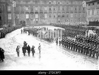 12/31/1919. Nella Repubblica cecoslovacca. I Legionari salutano il Presidente Masaryk il 1° gennaio in uno dei cortili del vecchio Castello di Hradiany a Praga. Crediti: Album / Archivo ABC / Guido Brunner Foto Stock