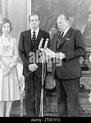 Madrid, 14/05/1977. Don Juan de Borbón, conte di Barcellona, in una cerimonia tenutasi presso il Palazzo Zarzuela, cede i suoi diritti dinastici in favore di suo figlio il re Juan Carlos i, alla presenza della contessa di Barcellona e della regina Sofia. Crediti: Album / Archivo ABC Foto Stock