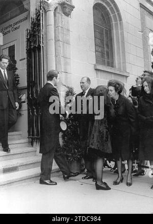 17/04/1969. All'uscita del piccolo tempio del Sacro cuore, i parenti ricevono le condoglianze. A destra di queste righe, Don Juan de Borbón e Doña María de las Mercedes, accogliendo i saluti del Ministro degli affari Esteri, Sig. Castiella, che ha presieduto la delegazione ufficiale spagnola, e del Re Costantino di Grecia e di sua madre, la Regina Federica. Si vede anche la Principessa Grace di Monaco, accompagnata da uno dei suoi figli e, in secondo luogo, dal Duca di Kent, che rappresentava sua zia la Regina Elisabetta d'Inghilterra, con l'ammiraglio Lord Mountbatten, nipote di Lady Victoria EU Foto Stock