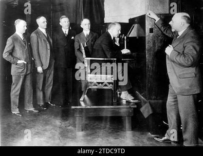 New York (Stati Uniti), aprile 1927. Test televisivi tramite circuito telefonico. Il presidente della American Telephone and Telegraph Company Walter S. Gifford, vedendo e parlando da New York al ministro Hoove, che lo stava parlando e vedendo da Washington. Crediti: Album / Archivo ABC / Marín Foto Stock