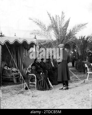 02/01/1908. H.H. mm. Davanti alla tenda installata in modo che la regina Vittoria (X) potesse assistere alla partita di polo. Crediti: Album / Archivo ABC / Francisco Goñi Foto Stock