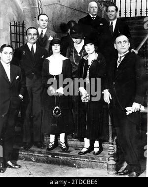 Il mondo del cinema non è estraneo al funzionamento e all'attività del nostro giornale. Nel 1924, due grandi star cinematografiche del tempo, l'attrice canadese Mary Pickford (seconda da destra) e suo marito l'attore americano Douglas Fairbanks 2 - seconda da sinistra) vengono a vedere il nostro Rotary, sullo sfondo il fondatore del giornale il Sig. Torcuato Luca de Tena -. Crediti: Album / Archivo ABC Foto Stock
