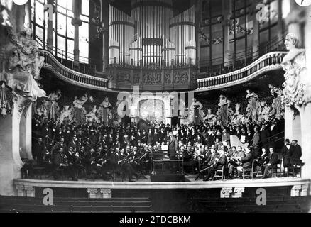 12/31/1912. La società corale di Bilbao a Barcellona guarda al palazzo della musica catalana durante il concerto di musica basca tenuto dall'Orfeonistas Bilbaínos. Foto Arija. Crediti: Album / Archivo ABC / José Arija Foto Stock