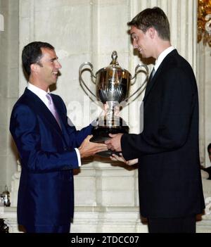 Madrid. 12 luglio 2002. Presentazione dei National Sports Awards 2001, presieduti dai Kings e dal Principe Felipe. Don Felipe de Borbon Award: Pau Gasol.foto: Ignacio Gil..... ArchDC. Crediti: Album / Archivo ABC / Ignacio Gil Foto Stock