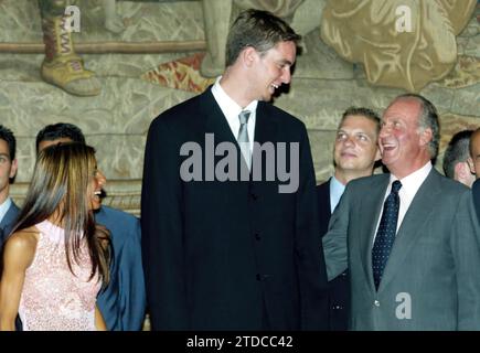 Madrid. 12 luglio 2002. Presentazione dei National Sports Awards 2001, presieduti dai Kings e dal Principe Felipe. Il re parla con Pau Gasol e Sheila Herrero.foto: Ignacio Gil....Archdc. Crediti: Album / Archivo ABC / Ignacio Gil Foto Stock