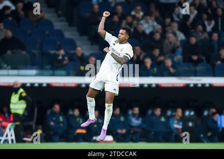 Madrid, Spagna. 17 dicembre 2023. Rodrygo del Real Madrid celebra il suo gol durante la partita di calcio della Liga tra il Real Madrid e il Villareal CF a Madrid, in Spagna, il 17 dicembre 2023. Crediti: Gustavo Valiente/Xinhua/Alamy Live News Foto Stock