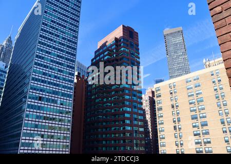 I grattacieli del quartiere finanziario di Lower Manhattan contro il cielo blu nel dicembre 2023 Foto Stock