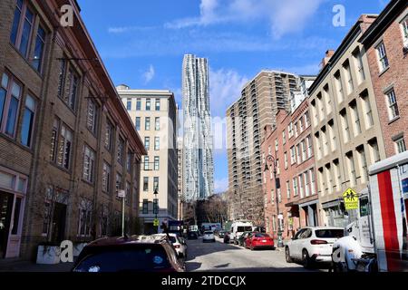 Grattacielo residenziale a 76 piani progettato da Frank Gehry su 8 Spruce Street visto da Beekman Street e Front Street a Lower Manhattan, New York Foto Stock