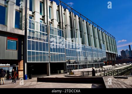 Il nuovo Molo 17 sull'East River presso South Street Seaport a Lower Manhattan, New York Foto Stock