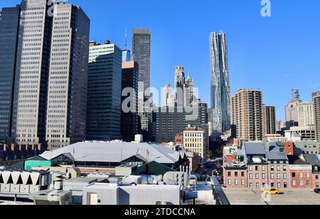 I tetti di Tin Building e Fulton Market Building con la torre di Frank Gehry e le torri Southbridge a Lower Manhattan, New York Foto Stock