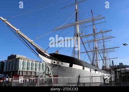 La nave museo Wavertree, un enorme veliero, tra il molo 15 e il 17 sull'East River presso South Street Seaport a Lower Manhattan, New York Foto Stock