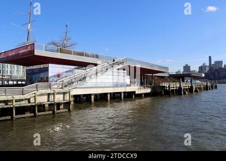 Molo 15 sopra East River a Lower Manhattan, New York Foto Stock
