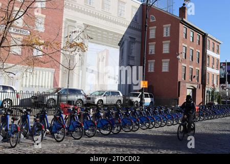 Stazione Citibike dal murale del Ponte di Brooklyn sulla sottostazione con Edison Seaport su Peck Slip presso South Street Seaport a Lower Manhattan, New York Foto Stock