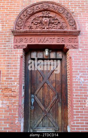 Vecchia e bellissima porta su Water Street al South Street Seaport a Lower Manhattan, New York Foto Stock