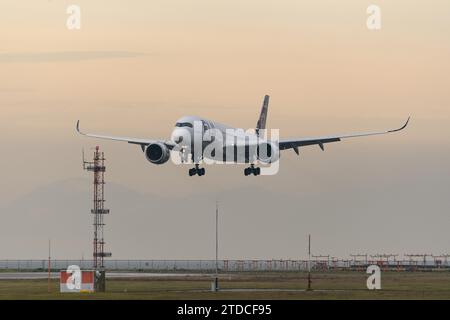Richmond, British Columbia, Canada. 15 dicembre 2023. Un aereo Airbus A350-900 delle Fiji Airways (DQ-FAM) atterra all'Aeroporto Internazionale di Vancouver. (Immagine di credito: © Bayne Stanley/ZUMA Press Wire) SOLO USO EDITORIALE! Non per USO commerciale! Foto Stock