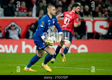 Lille, Francia. 17 dicembre 2023. Il portiere di Lille Lucas Chevalier durante la partita di calcio del campionato francese di Ligue 1 tra Losc Lille e Paris Saint-Germain il 17 dicembre 2023 allo stadio Pierre Mauroy di Villeneuve-d'Ascq vicino Lille, Francia - foto Jean Catuffe/DPPI credito: DPPI Media/Alamy Live News Foto Stock