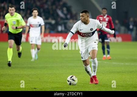 Kylian Mbappe del PSG durante la partita di calcio del campionato francese di Ligue 1 tra Losc Lille e Paris Saint-Germain il 17 dicembre 2023 allo stadio Pierre Mauroy di Villeneuve-d'Ascq vicino Lille, in Francia Foto Stock