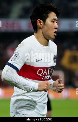 Lille, Francia. 17 dicembre 2023. Lee Kang-in del PSG durante la partita di calcio del campionato francese di Ligue 1 tra Losc Lille e Paris Saint-Germain il 17 dicembre 2023 allo stadio Pierre Mauroy di Villeneuve-d'Ascq vicino Lille, Francia - foto Jean Catuffe/DPPI Credit: DPPI Media/Alamy Live News Foto Stock