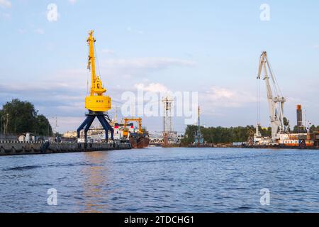 Gru portuali nel porto marittimo di Kaliningrad, Russia Foto Stock