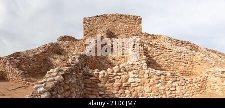 Antico pueblo Indiano degli Apache nativi antichi rovine indigene di pietra di Sinagua Vista panoramica esterna. Tuzigoot National Monument Clarkdale, Arizona, USA Foto Stock