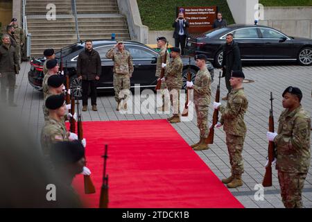 Il presidente ucraino Volodymyr Zelensky al suo arrivo al comando dell'esercito degli Stati Uniti in Europa a Wiesbaden durante un viaggio a sorpresa in Germania il presidente ucraino Volodymyr Zelensky al suo arrivo al comando dell'esercito degli Stati Uniti in Europa a Wiesbaden durante una visita a sorpresa in Germania, il 14 dicembre 2023. Mentre Kiev cerca di garantire il continuo sostegno occidentale per il paese in difficoltà. Foto del PRESIDENTE DELL'UCRAINA apaimages Wiesbaden Wiesbaden Germania 141223 Germany UPO 0013.jpeg Copyright: XapaimagesxPRESIDENTxOFxUKRAINExOFFICExxapaimagesx Foto Stock