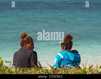 Crociera Sud Pacifico / Aneityum donne indigene su Mystery Island, Vanuatu. Dopo la partenza da Sydney, Australia, la nave da crociera Carnival Splendor Hea Foto Stock