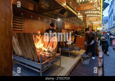 Bonn, Germania - 16 dicembre 2023: Veduta del salmone fiumato su legno di faggio al mercatino di Natale di Bonn, Germania Foto Stock