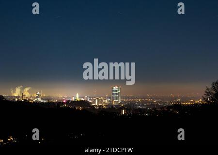 Blick vom Rodderberg a Wachtberg an der Landesgrenze NRW / Rheinland-Pfalz auf Bonn und Köln. Die Köln Bonner Bucht liegt unter einer Dunstglocke unterhalb einem klaren Nachthimmel. 17.12.2023 Wachtberg Niederbachem NRW Deutschland **** Vista di Bonn e Colonia dal Rodderberg a Wachtberg al confine tra Renania settentrionale-Vestfalia e Renania-Palatinato la Colonia Bonn Bay si trova sotto una foschia sotto un cielo notturno limpido 17 12 2023 Wachtberg Niederbachem NRW Germania Foto Stock