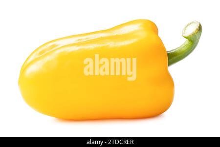 La campana gialla fresca o il peperoncino dolce è isolata su sfondo bianco con un percorso di ritaglio. Vista laterale Foto Stock