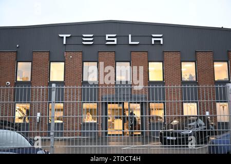 Stoccolma, Svezia. 27 ottobre 2023. Picchetti di guardia fuori dal Tesla's Service Center a Segeltorp, Svezia, il 27 ottobre 2023. L'unione svedese SE Metall sta lottando contro l'industria automobilistica statunitense per un contratto collettivo per i suoi membri.foto: Jessica Gow/TT/Code 10070 Credit: TT News Agency/Alamy Live News Foto Stock