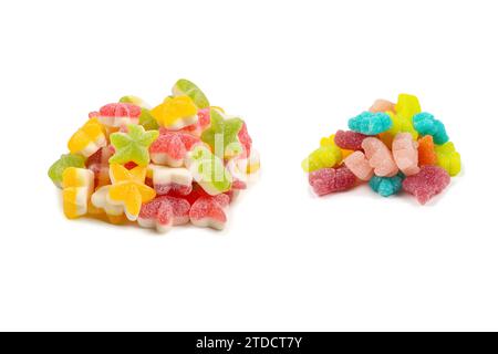 Succosa stelle gelatine colorate dolci isolati su bianco. Caramelle gommosi. Foto Stock