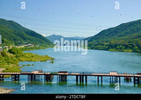 Hanam City, Corea del Sud - 1° ottobre 2023: Vista accattivante sul fiume Han dal ponte Paldang, che mostra una valle lussureggiante, la diga di Paldang e un vincolo Foto Stock