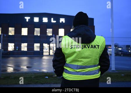 Stoccolma, Svezia. 27 ottobre 2023. Picchetti di guardia fuori dal Tesla's Service Center a Segeltorp, Svezia, il 27 ottobre 2023. L'unione svedese SE Metall sta lottando contro l'industria automobilistica statunitense per un contratto collettivo per i suoi membri.foto: Jessica Gow/TT/Code 10070 Credit: TT News Agency/Alamy Live News Foto Stock