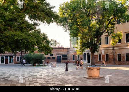 Venezia, Italia - 22 giugno 2023: Il campo del Ghetto nuovo nel quartiere del Ghetto in Veneto. Foto Stock