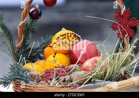 Cestino di vimini decorato con gusto pieno di frutta Foto Stock
