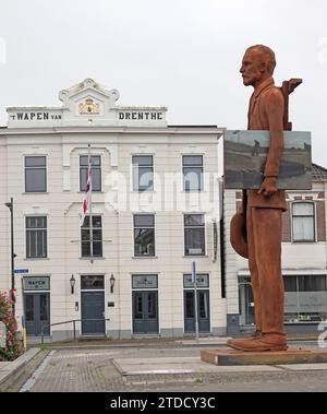 Assen, Paesi Bassi - 11 ottobre 2023 ad Assen è stata collocata Una statua gigante di Vincent Van Gogh. Sullo sfondo un edificio con il nome di 'Het Wapen va Foto Stock