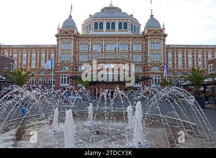 Scheveningen, Paesi Bassi - 9 luglio 2019 la fontana di fronte alla facciata del Kurhaus di Scheveningen Foto Stock