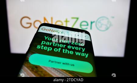 Telefono cellulare con sito Web della società di gestione del carbonio di Singapore GoNetZero davanti al logo aziendale. Mettere a fuoco in alto a sinistra sul display del telefono. Foto Stock