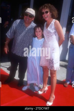 Culver City, California, USA 28 luglio 1996 l'attore Danny DeVito, l'attrice Mara Wilson e l'attrice Rhea Perlman assistono alla premiere Matilda al Mann Culver Theater il 28 luglio 1996 a Cuvler City, California, USA. Foto di Barry King/Alamy Stock Photo Foto Stock