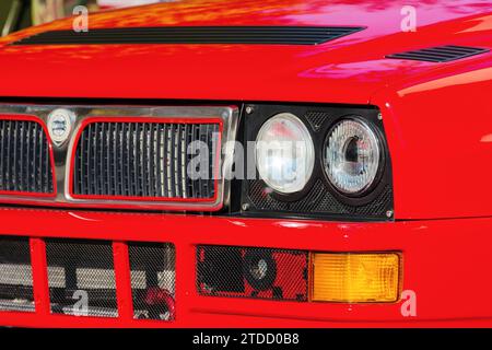 uzhgorod, ucraina - 31 ottobre 2021: primo piano di un delta rosso della lancia. griglia, fari e cappuccio di una leggendaria auto da rally italiana Foto Stock