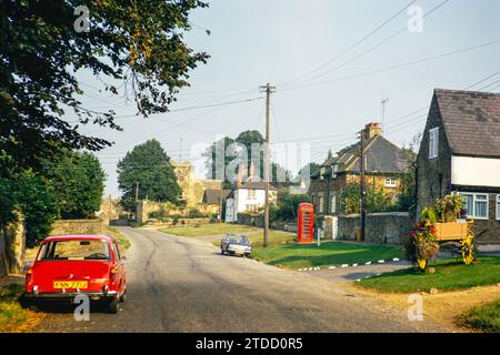 Village Street, Wing, Rutland, Inghilterra, Regno Unito agosto 1972 Auto Red Austin Morris 1100 Mk 2 Foto Stock