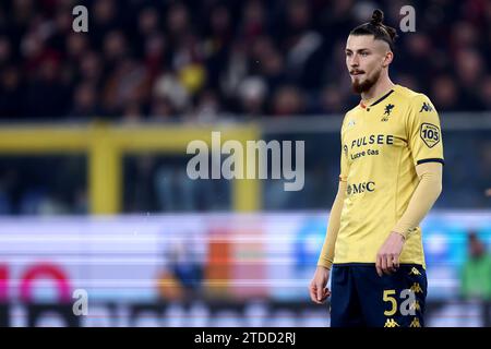 Radu Dragusin del Genoa CFC guarda avanti durante la partita di serie A tra Genoa FC e Juventus FC allo Stadio Luigi Ferraris il 15 dicembre 2023 a Genova. Foto Stock