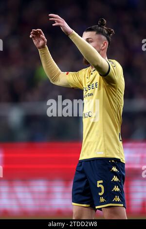 Radu Dragusin del Genoa CFC gestisce durante la partita di serie A tra Genoa FC e Juventus FC allo Stadio Luigi Ferraris il 15 dicembre 2023 a Genova. Foto Stock