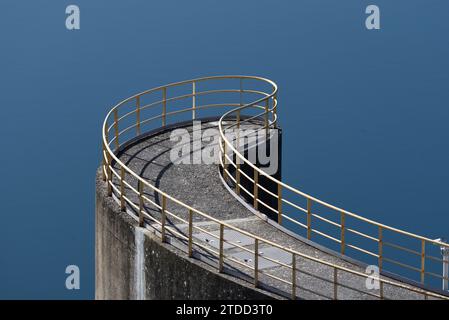 Carrozza in cemento, ringhiere e punto di osservazione della diga di Greoux-les-Bains o Barrage sul lago Esparron e sul fiume Verdon Alpes-de-Haute-Provence Francia Foto Stock