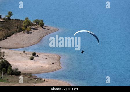 Deltaplano o Hang Glider sorvolando il lago di Sainte Croix o il lago di Sainte-Croix Provence France Foto Stock