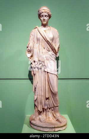 Statua di una divinità femminile - i secolo d.C., copia di un prototipo greco, marmo greco insulare - la dea può forse essere identificata con era, a causa del diadema nei suoi capelli - Museo centrale Montemartini, Roma, Italia Foto Stock