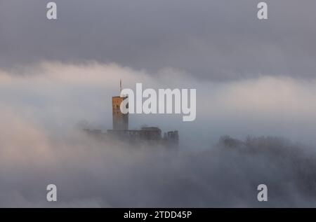 Königsteiner Burgen im Nebel die Burgruine Königstein ragt am Morgen aus einer Nebeldecke., Königstein Hessen Deutschland *** Königstein castelli nella nebbia le rovine del castello di Königstein sorgono da una coperta di nebbia al mattino , Königstein Assia Germania Foto Stock