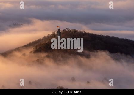 Königsteiner Burgen im Nebel die Burgruine Falkenstein ragt am Morgen bei Sonnenaufgang aus einer Nebeldecke., Königstein Hessen Deutschland *** Königstein castelli nella nebbia le rovine del castello di Falkenstein sorgono da una coperta di nebbia all'alba , Königstein Assia Germania Foto Stock